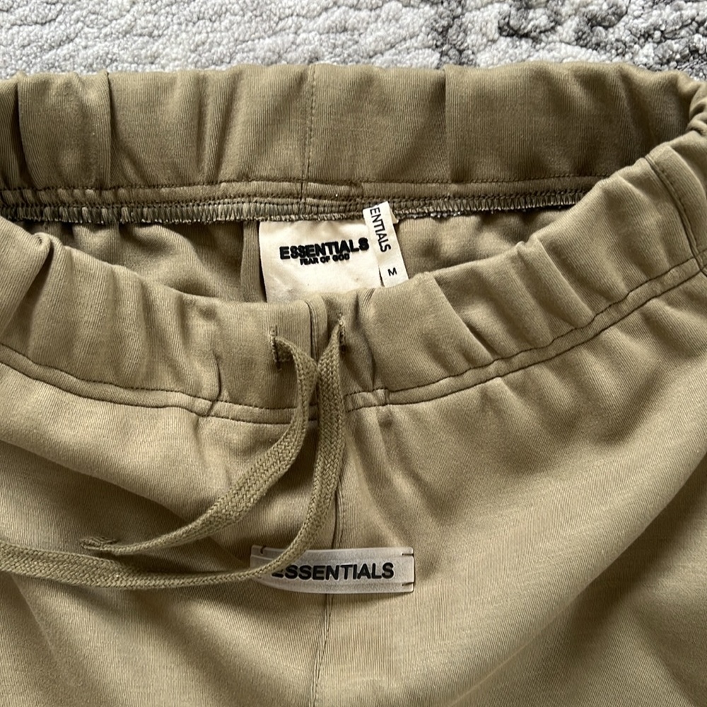 Essentials medium size short - Picture 2 of 2